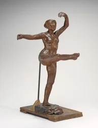 Cuarta posición frontal, en la pierna izquierda, c.1885-1890